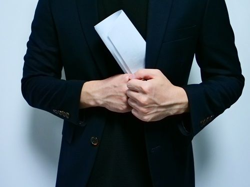 전국 의과대학 교수들이 25일부터 사직서를 제출하기로 결정했다. 이에 정부는 국민의 생명을 담보로 한 행동은 옳지 못하다며 강경대응할 방침이다(사진=클립아트코리아).