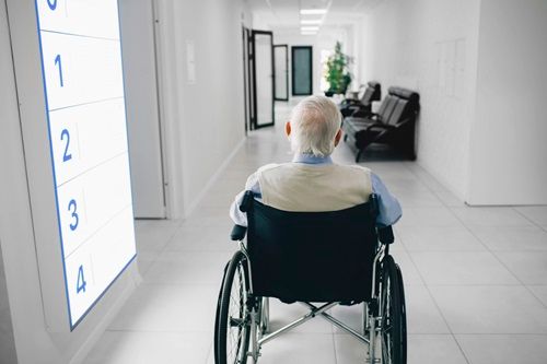 치매가족휴가제는 치매환자 보호자 삶의 질 개선을 위해 제정됐다. 하지만 요양사 부족, 사업기관 부재, 복잡한 절차 등을 이유로 유명무실한 상황이다(사진=클립아트코리아).