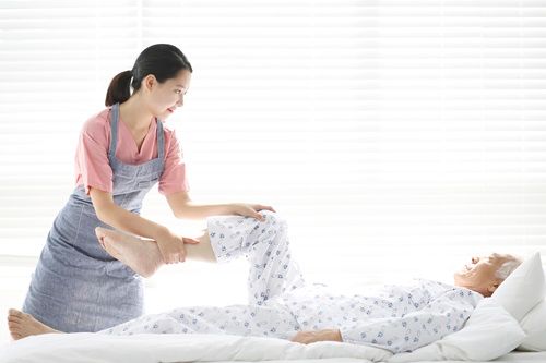 요양병원 간병지원 시범사업은 초고령사회에서 꼭 필요한 사업이다. 하지만 까다로운 환자평가방식, 높은 기준 등을 이유로 꼭 필요한 환자들이 혜택을 받지 못하고 있다(사진=클립아트코리아).