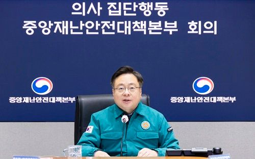 의정갈등을 풀기 위해 국회와 정부, 의료계가 협의체를 구성했지만 한 달 만에 대화가 중단됐다.