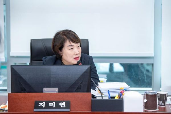12일 열린 경기도의회 보건복지위원회 경기도의료원 행정사무감사에서 지미연 의원이 질의하고 있다. (사진=경기도의회)