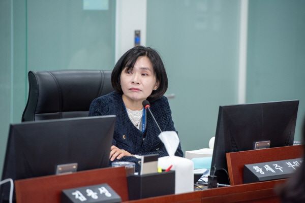 경기도의회 황세주 의원이 경기도의료원 행정사무감사에서 질의하고 있다. (사진=경기도의회)