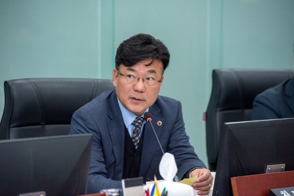 최만식 경기도의원이 보건복지국 경기의료원 행정사무감사에서 질의하고 있다. (사진=경기도의회)