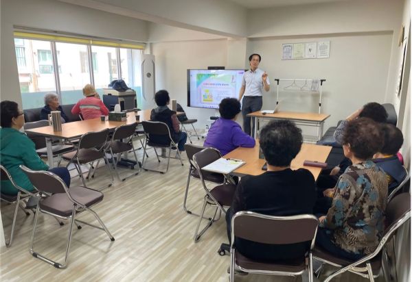 경로당주치의 사업은 의사, 치과의사, 한의사 등 보건의료인이 경로당을 직접 방문해 어르신들에게 맞춤형 건강상담과 교육을 제공하는 사업이다(사진=광명시).