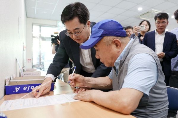 민생회복 소비쿠폰 신청이 시작된 가운데 첫날인 21일 경기도에서는 134만3821건이 신청됐다. 사진은 김동연 경기도지사가 민생회복 소비쿠폰 현장 점검을 위해 수원 원천동 행정복지센터를 방문한 모습. (사진=경기도)