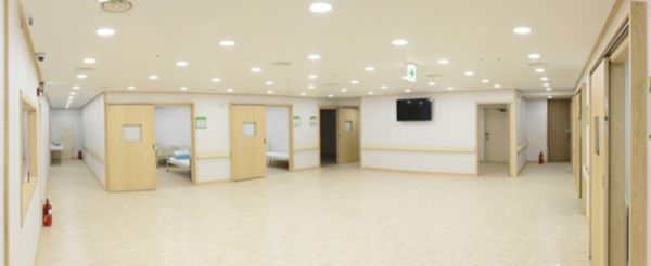 아주편한병원의 병실구조는 거실처럼 중앙광장을 만들어 환자들이 화장실을 가거나 프로그램을 이용할 때 등 여러 상황에서 서로 소통하고 얘기할 수 있도록 설계됐다.