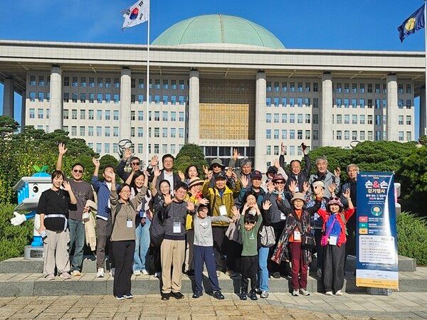 헬스경향과 대한파킨슨병 및 이상운동질환학회(KMDS)가 17일&nbsp;‘손앤손 걷기행사’를 열고 파킨슨병환자와 가족, 의료진과 소통의 시간을 가졌다.&nbsp;