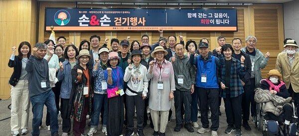 전문가 강연이 마무리된 후 참석자들은 기념사진을 촬영하며 파이팅을 외치며 이번 행사의 의미를 함께 되새겼다.