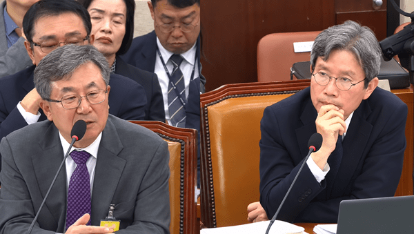 이인영 의원은 우리나라 공공의료 비중이 OECD 평균에 크게 못 미치고 있다는 점을 언급하며&nbsp;서길준 국립중앙의료원장에게 그 이유와 현재 공공의료 운영에 어떤 어려움이 있는지 물었다.&nbsp;