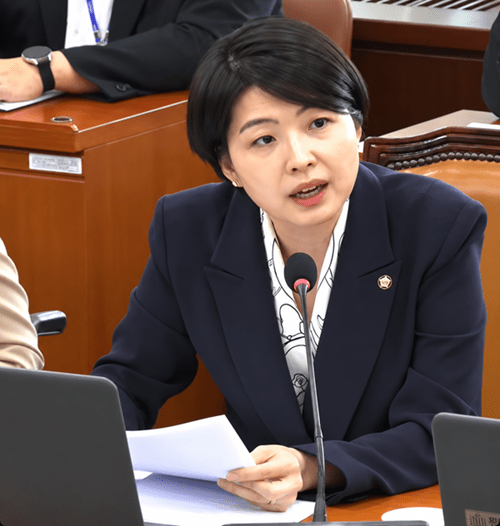 한지아 의원은 한약이 상품처럼 브랜드화돼 광고되고 있는 현실에 심각한 우려를 표하며 조제한약의 처방 실태를 철저히 점검하고 원외탕전실 인증을 의무화해야 한다고 강조했다.&nbsp;