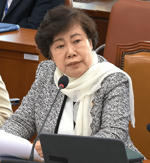 조배숙 의원은 국립암센터의 국가암빅데이터 사업과 관련, 양적인 규모에 비해 실질적인 성과는 미미하다는 점을 지적하며 사업의 본 취지에 대해 강조했다.&nbsp;