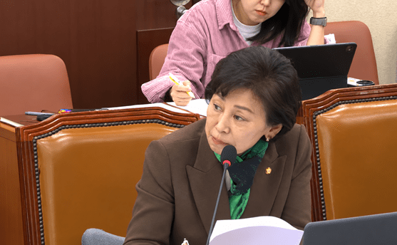 남인순 의원 역시 의사과학자 양성에 대한 예산 삭감에 우려를 표하며 전주기 연구 생태계 조성 등 지원 강화의 필요성을 역설했다.&nbsp;