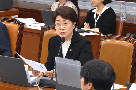 이달희 의원은 의사과학자 양성사업 예산 삭감에 대해 강하게 지적하며 연구활동을 지속할 수 있는 장기 지원체계와 법적 근거를 마련해야 한다고 강조했다.&nbsp;
