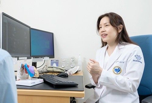 진은선 홍보이사는 "심방세동은 뚜렷한 전조증상이 없이 찾아와 뇌졸중 등 심각한 합병증을 일으킬 수 있다"며 "심전도검사를 국가검진항목에 도입해 무증상인 심방세동을 조기에 발견할 수 있는 기회를 국민에게 제공해야 한다"고 강조했다.&nbsp;