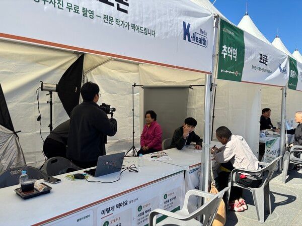 추억역 포토존에서 사진을 찍은 어르신들. 이날만큼은 인생에서 가장 빛나고 예쁜 모습을 담았다.&nbsp;