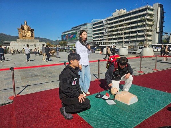 조애라 교수가 응급구조과 학생들과 함께 자동심장충격기 사용법에 대해 설명하고 있다.