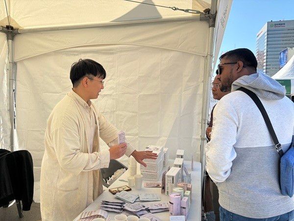 바라기한약국 청량리점 박승철 한약사가 부스를 방문한 외국인들에게 우리나라 한방차에 대해 소개하고 있다.