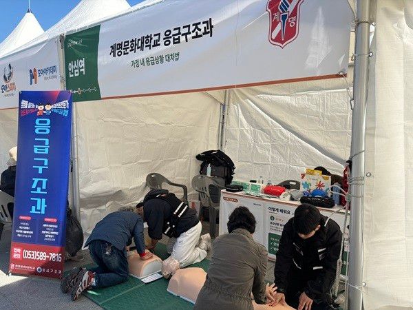 어르신들은 학생들의 안내에 따라&nbsp;심폐소생술을 직접 실습해보고 올바른 방법을 익혔다.&nbsp;