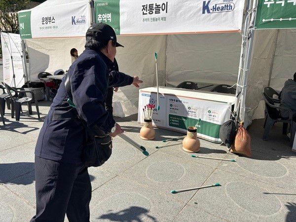 어르신들은 전통놀이를 즐기며 어린 시절의 추억을 떠올렸다. 몸이 예전같지 않다고 했지만 투호 성공률은 높았다.