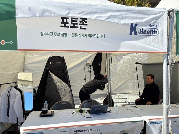 처음에는 카메라 앞에서 어색해하던 어르신들도 포토그래퍼의 안내에 따라 이내 환한 미소를 지었다. 긴장감이 사라진 얼굴에는 자연스러운 웃음이 번졌다.