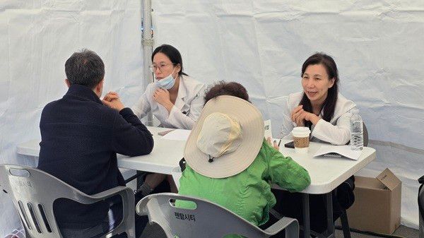 서울의료원 신경과 유수연 과장(왼쪽)과 김혜윤 과장은 파킨슨병, 두통 등 노년기 흔히 나타나는 질환에 대한 궁금증을 풀어주고 알맞은 관리법을 조언했다.&nbsp;