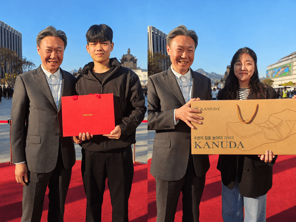 보고바이오 산삼비책과 가누다 베개에 당첨된 참석자들이 기념사진을 촬영하며 기쁨을 만끽하고 있다.