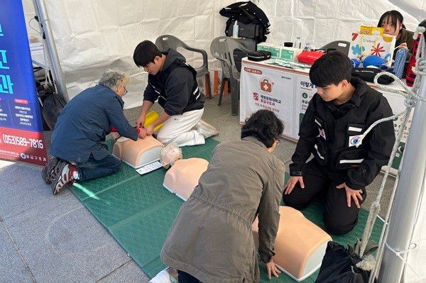 계명문화대학교 응급구조과 학생들은 부스를 방문한 어르신들에게 심폐소생술을 직접 교육했다.