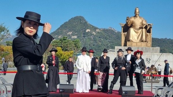 아카이브라이프시니어모델협회 소속 시니어모델들이 세종대왕 동상을 배경 삼아 멋진 워킹을 선보이고 있다.