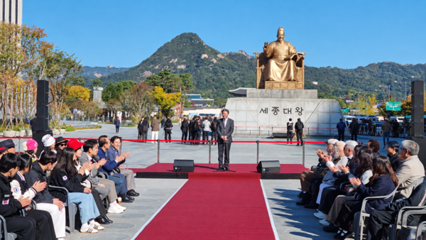 헬스경향 조창연 대표가 웰에이징 페어 행사 참석자들을 향해 환영사를 전하고 있다.&nbsp;