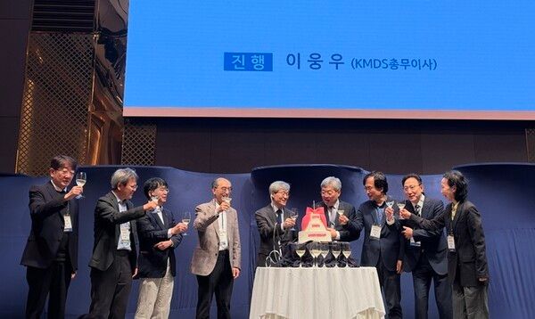 이날 회원들은 샴페인 세리머니를 통해 학회 창립 20주년을 축하하고 그간의 노고를 서로 격려했다.