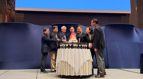 창립 20주년 기념식에서 학회 임원들이 한자리에 모여 기념 케이크를 커팅하고 있다.&nbsp;