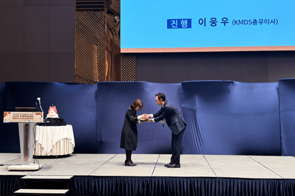 본지 장인선 기자는 언론보도를 통해 학회 발전에 기여한 점을 인정받아 공로상을 받았다.&nbsp;