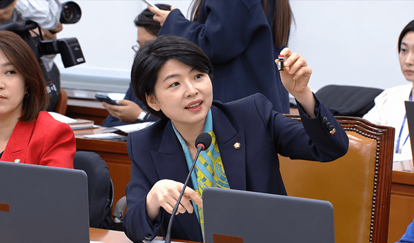 한지아 의원은 안전성이 충분히 검증되지 않은 성분들이 약침 등으로 국민에게 주입되고 있는 현실을 지적하며 복지부와 식약처의 철저한 관리감독은 물론 조제한약에 대한 전면 개혁의 필요성을 강하게 역설했다.&nbsp;