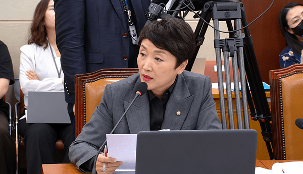 전진숙 의원은 요양시설 입소자의 다제약물 처방 문제를 지적하며 시스템 개선 등 고령환자의 철저한 의약품 안전관리를 주문했다.&nbsp;