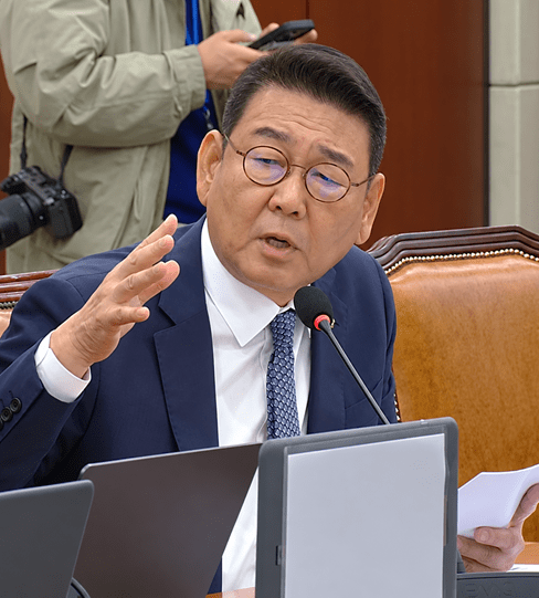김교흥 의원은 청소년 정신건강을 위한 인프라가 부족하다는 점을 지적하며 관련 전문인력을 확보해 자살 고위험군을 조기에 발견할 수 있도록 해야 한다고 말했다.&nbsp;
