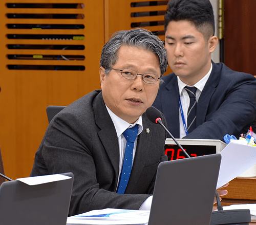 서영석 의원은 간호·간병통합서비스의 실효성 문제를 지적하며 현장에서 제도가 필요한 대상자에게 원활하게 적용될 수 있도록 전면 개선이 필요하다고 지적했다.