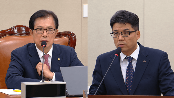 이만희 위원장(왼쪽)은 증인으로 출석한 현대약품 이상준 대표에게 미프진 국내 도입에 관한 안전성 우려를 제기하며 가교임상시험 필요성을 거듭 강조했다.&nbsp;