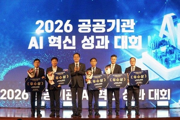 한국사회보장정보원이 AI 복지사각지대 발굴시스템 성과를 인정받아&nbsp;‘2026 공공기관 AI 혁신 챌린지’에서 우수상을 수상했다. 김현준 사회보장정보원장(오른쪽에서 세 번째).&nbsp;