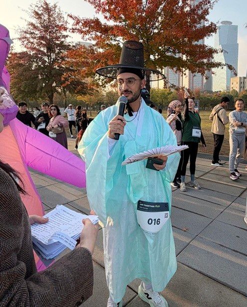 한복을 입고 달리기에 나선 외국인 청년이 사회자의 질문에 답변하고 있다. 그는 한복을 입을 수 있는 절호의 기회라고 생각해 망설임 없이 선택했다고 답했다.&nbsp;