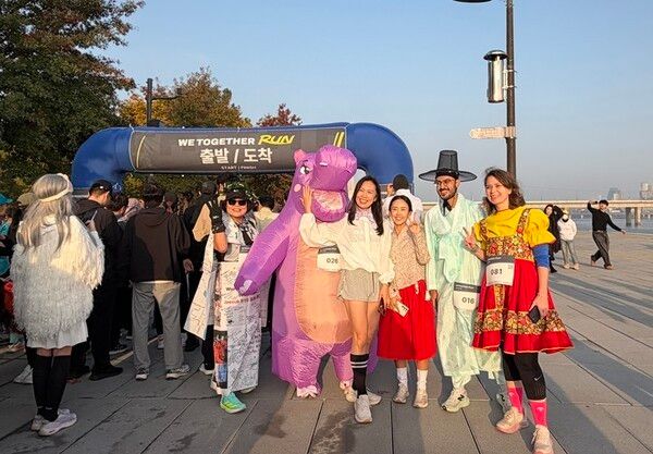 ‘2026 위 투게더 런(WE TOGETHER RUN)’ 행사 참가자들이 출발 전 함께 기념사진을 촬영하며 추억을 남기고 있다.