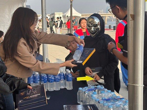 달리기를 완주한 참가자들에는 기념조끼와 음료수 등이 기념품으로 증정됐다.&nbsp;