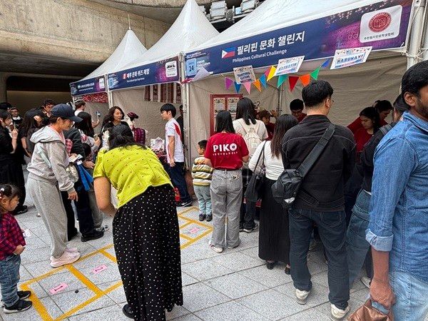 필리핀 부스를 찾은 한 어린이가&nbsp;주한필리핀유학생협회 청년의 설명에 따라 필리핀 문화를 알아가는 챌린지에 도전하고 있다.