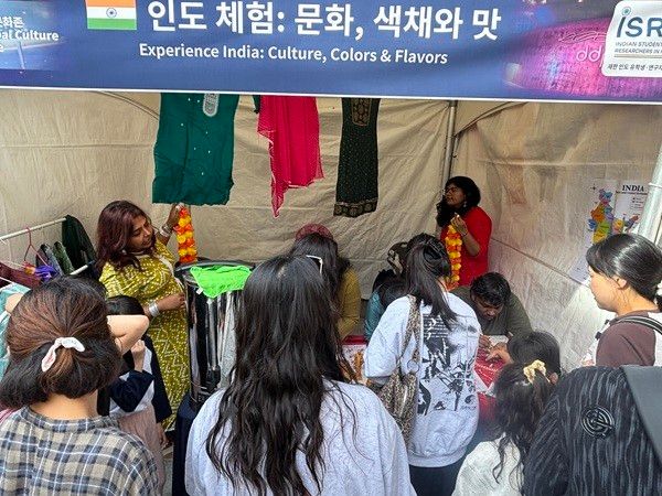 화려한 전통의상과 장식품으로 꾸며진 인도 문화체험부스에 관람객들이 모여 인도 특유의 색채와 문화를 가까이에서 느끼고 있다.