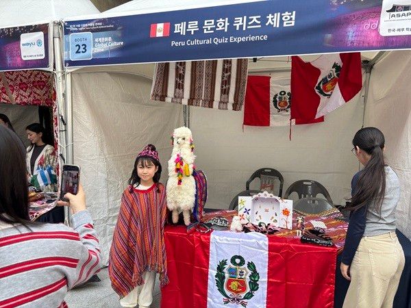 각국의 특색 있는 문화를 몸소 체험하는 세계문화존은 뜨거운 호응을 얻었다. 페루 부스에서 한 어린이가 전통의상을 입고 기념사진을 남기고 있다. 바로 옆은 페루 하면 빼놓을 수 없는 알파카 인형.&nbsp;