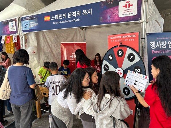 스페인 부스를 찾은 관람객들이 퀴즈를 풀면서 스페인의 문화와 복지에 대한 설명을 듣고 있다.