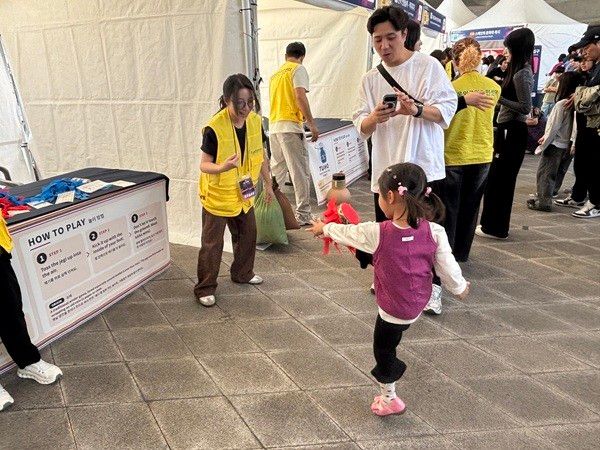 제기차기는 어린 아이들도 참여할 수 있는 쉬운 전통놀이로 세대를 막론하고 큰 인기를 끌었다.&nbsp;