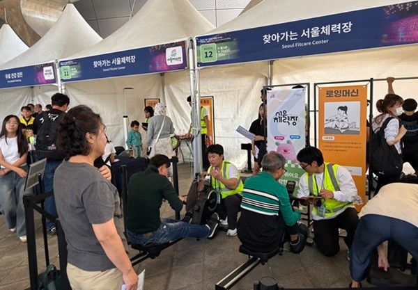 서울시 국민체력장 부스에는 나이가 지긋한 어르신들도 적극 참여했다. 나이는 숫자에 불과했다.&nbsp;