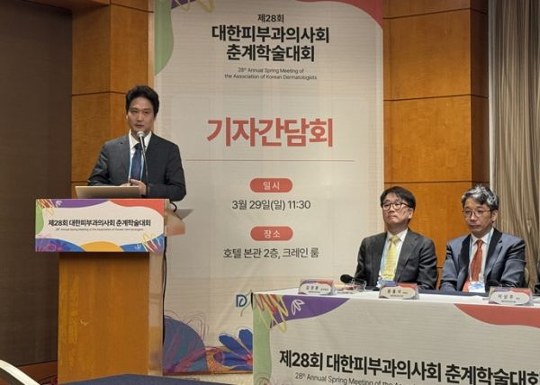 이날 의사회 대표로 발표에 나선 조수익 기획정책이사는 비전문의 병원이 온·오프라인상을 장악하고 있는 현 상황을 지적하며 대안책을 제시했다.