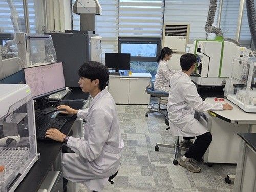제주개발공사 먹는물연구소는 2021년 국가 공인 먹는물 수질검사기관으로 지정, 정도관리 검증서를 취득하고 체계적인 수질 관리 시스템을 구축하는 등 소비자들의 신뢰성을 높여왔다.&nbsp;
