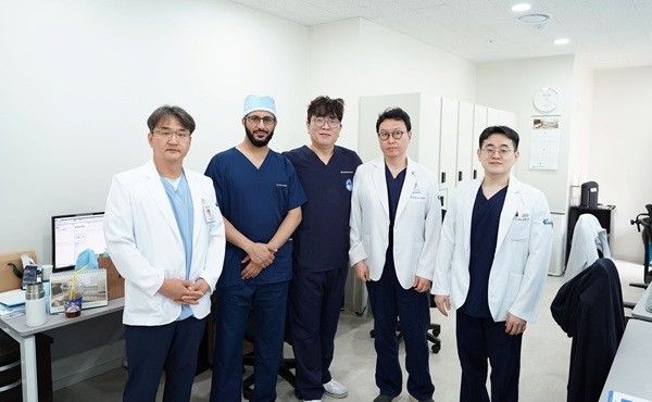 (왼쪽부터) 서민규 원장,&nbsp;압둘일라 알자흐라니 전문의, 박의현 병원장, 유종민 원장, 이호진 원장.&nbsp;